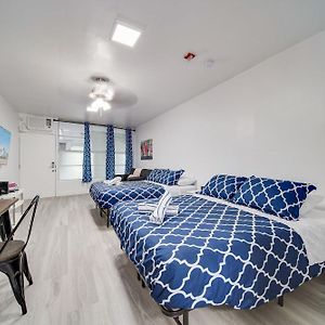 Deco Beachside Apt, W/2 Queen Beds, Washer/Dryer